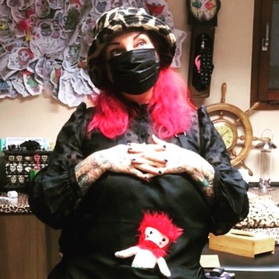 Ahoi meine lieben,ich im glück mit claas,meinem meerjungmann,der is auch schon mit Erlaubnis von micha,😂,aufs boot gezogen.