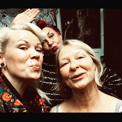 Was für wunderschöne Stunden mit und ihrer wunderschönen Mutter,danke dafür.