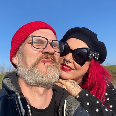 Das ist eine Liebeserklärung an meinen liebsten der immer zu mir hält,mich erträgt wenn ich unerträglich bin, mich aufrichtet bevor ich untergehe...