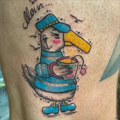 Ahh ich hatte heute die grosse freude meinen lieben kollegen und tattoobrudi christian mit nem kackvogel zu beehren.
