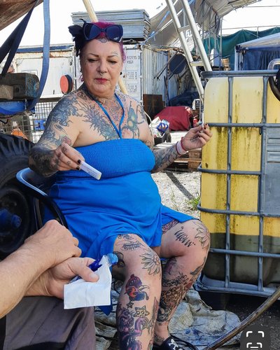 danke für die grossartige chance…das foto im blauen kleid war 2022…30 kilos liegen zwischen den bildern…ich bin unendlich dankbar…diggn knutscha...