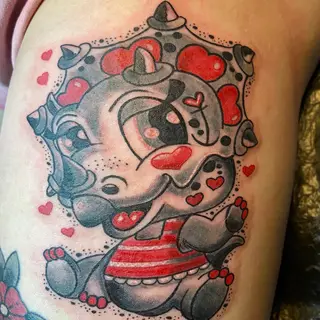 Tattoo von Tschiggy mit einem Dinosaurier im Bubblegum-Art-Stil