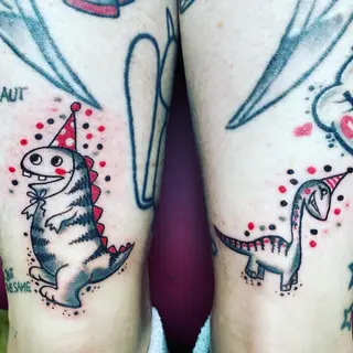 Tattoo von Tschiggy mit einem Dinosaurier im Bubblegum-Art-Stil