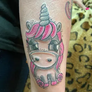 Tattoo von Tschiggy mit einem Einhorn im Bubblegum-Art-Stil
