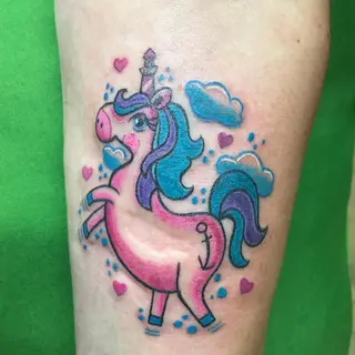 Tattoo von Tschiggy mit einem Einhorn im Bubblegum-Art-Stil
