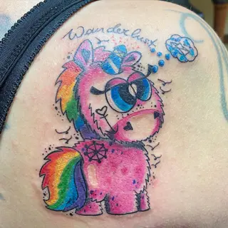 Tattoo-Entwurf von Tschiggy mit einem Einhorn im Bubblegum-Art-Stil