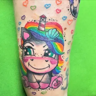 Tattoo-Entwurf von Tschiggy mit einem Einhorn im Bubblegum-Art-Stil