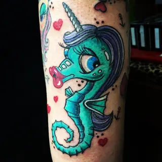 Tattoo von Tschiggy mit einem Einhorn und einem Seepferdchen im Bubblegum-Art-Stil