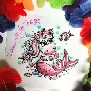 Tattoo-Entwurf von Tschiggy mit einem Einhorn und einer Meerjungfrau im Bubblegum-Art-Stil