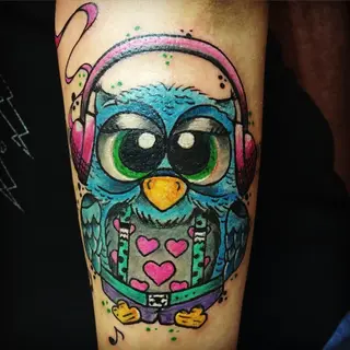 Tattoo von Tschiggy mit einer Eule im Bubblegum-Art-Stil