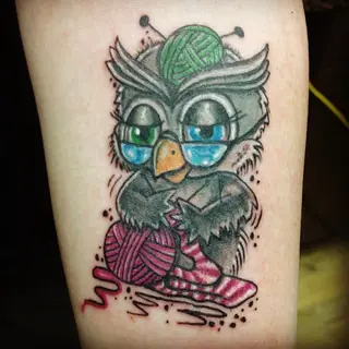Tattoo von Tschiggy mit einer Eule im Bubblegum-Art-Stil