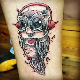 Tattoo von Tschiggy mit einer Eule im Bubblegum-Art-Stil