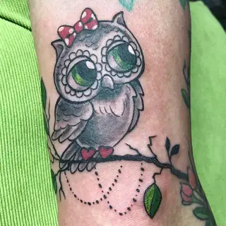 Tattoo von Tschiggy mit einer Eule im Bubblegum-Art-Stil