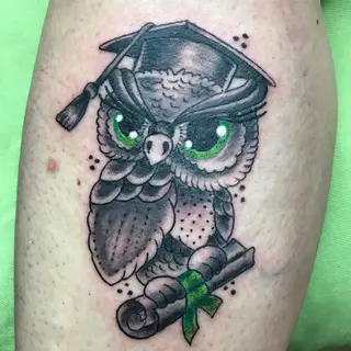 Tattoo von Tschiggy mit einer Eule im Bubblegum-Art-Stil