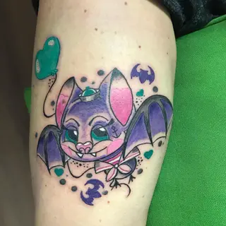 Tattoo von Tschiggy mit einer Fledermaus im Bubblegum-Art-Stil