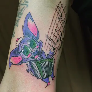 Tattoo von Tschiggy mit einer Fledermaus im Bubblegum-Art-Stil