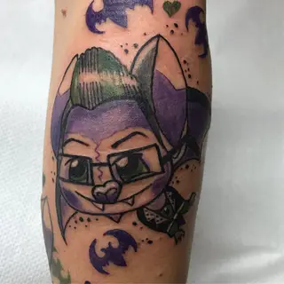 Tattoo von Tschiggy mit einer Fledermaus im Bubblegum-Art-Stil
