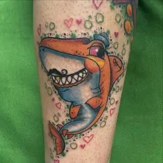 Tattoo-Entwurf von Tschiggy mit einem Hai im Bubblegum-Art-Stil