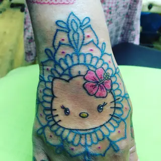 Tattoo von Tschiggy mit Hello Kitty im Bubblegum-Art-Stil