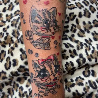 Tattoo von Tschiggy mit einer Katze im Bubblegum-Art-Stil