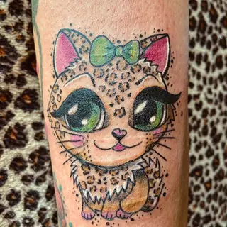 Tattoo von Tschiggy mit einer Katze im Bubblegum-Art-Stil