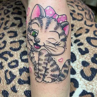 Tattoo von Tschiggy mit einer Katze im Bubblegum-Art-Stil