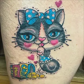 Tattoo von Tschiggy mit einer Katze im Bubblegum-Art-Stil