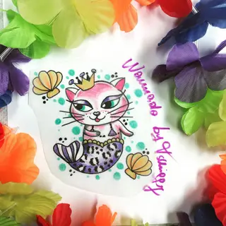 Tattoo-Entwurf von Tschiggy mit einer Katze und einer Meerjungfrau im Bubblegum-Art-Stil