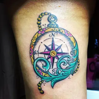 Tattoo von Tschiggy mit einem Kompass im Bubblegum-Art-Stil