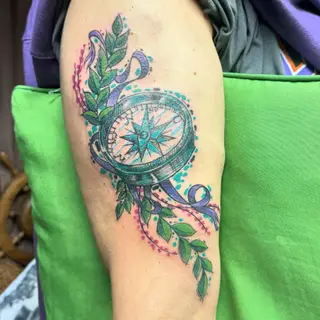 Tattoo-Entwurf von Tschiggy mit einem Kompass im Bubblegum-Art-Stil