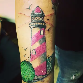 Tattoo von Tschiggy mit einem Leuchtturm im Bubblegum-Art-Stil