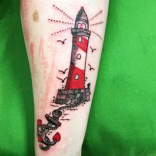 Tattoo von Tschiggy mit einem Leuchtturm und einem Anker im Bubblegum-Art-Stil