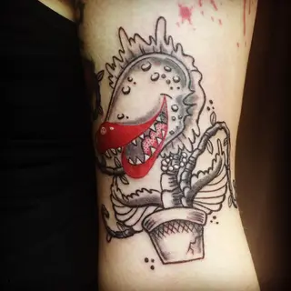 Tattoo von Tschiggy mit einem Motiv aus Little Shop of Horrors im Bubblegum-Art-Stil