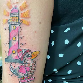 Tattoo von Tschiggy mit einer Möwe und einem Leuchtturm im Bubblegum-Art-Stil