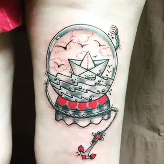 Tattoo von Tschiggy mit einem Papierboot im Bubblegum-Art-Stil