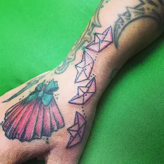 Tattoo von Tschiggy mit einem Papierboot im Bubblegum-Art-Stil