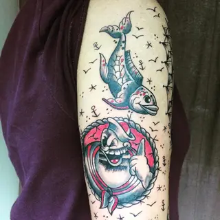 Tattoo von Tschiggy mit Popeye und einem Fisch im Bubblegum-Art-Stil