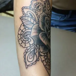 Tattoo von Tschiggy mit einer Rose im Bubblegum-Art-Stil