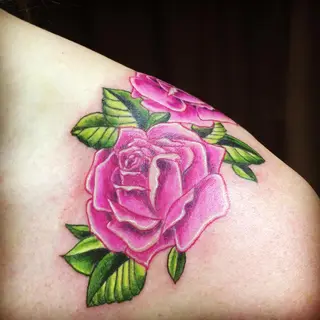 Tattoo von Tschiggy mit Rosen und einer Rose im Bubblegum-Art-Stil