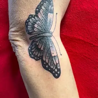 Tattoo von Tschiggy mit einem Schmetterling im Bubblegum-Art-Stil