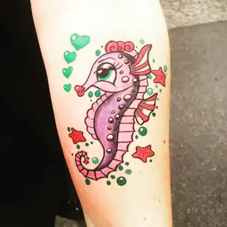 Tattoo von Tschiggy mit einem Seepferdchen im Bubblegum-Art-Stil