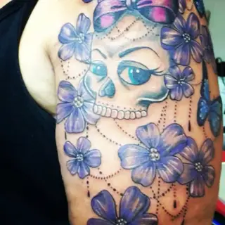 Tattoo von Tschiggy mit einem Totenkopf im Bubblegum-Art-Stil