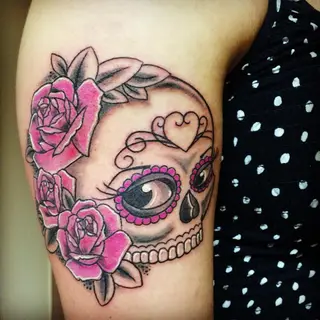 Tattoo von Tschiggy mit einem Totenkopf im Bubblegum-Art-Stil