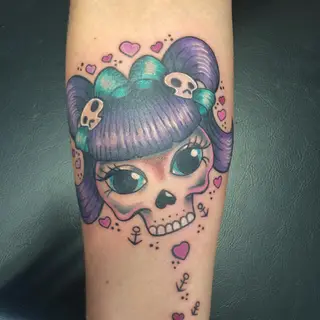 Tattoo von Tschiggy mit einem Totenkopf im Bubblegum-Art-Stil