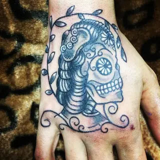 Tattoo von Tschiggy mit einem Totenkopf und La Catrina im Bubblegum-Art-Stil