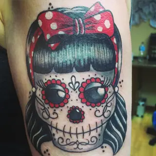 Tattoo von Tschiggy mit einem weiblichen Totenkopf und einem Totenkopf im Bubblegum-Art-Stil